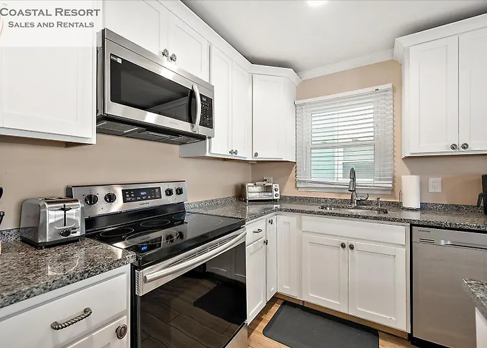 Holiday home 3 Bedroom Ocean Block Condo, Steps From The Beach!